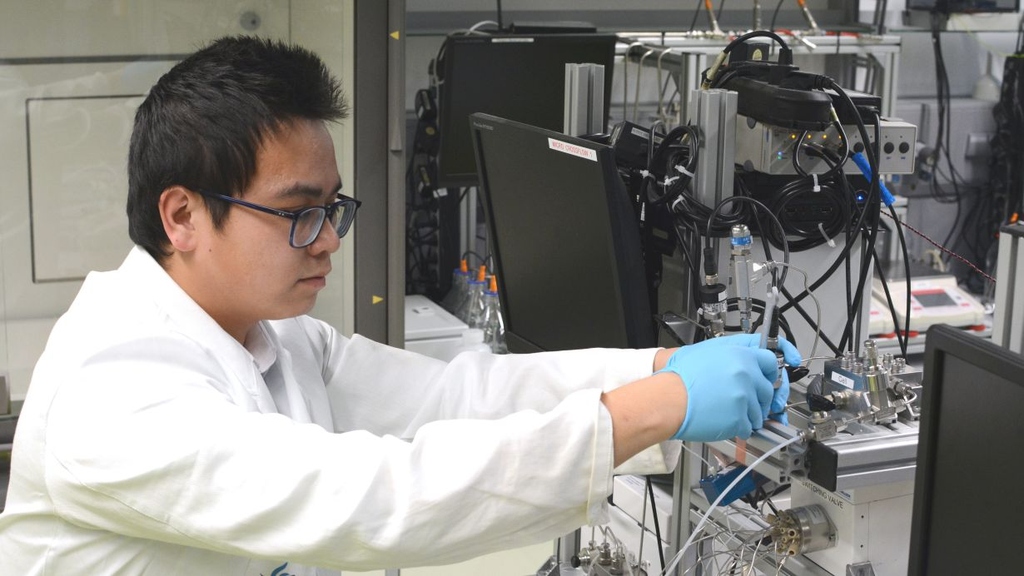 IAMT doctoral researcher Minh Nhat Nguyen tested a membrane of vertically aligned carbon nanotubes.