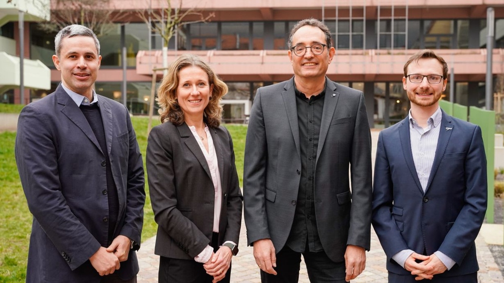 f.l.t.r.: The three members of the Board of Directors Edward Lemke, Sylvia Erhardt, and center spokesperson Michael Knop, as well as Phil-Alan Gärtig of the Carl Zeiss Foundation (Photo: Uw