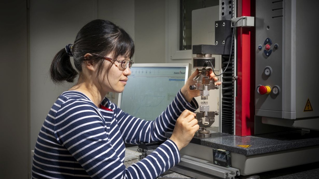 Awardee Dr. Jingyuan Xu in her laboratory at Karlsruhe Institute of Technology